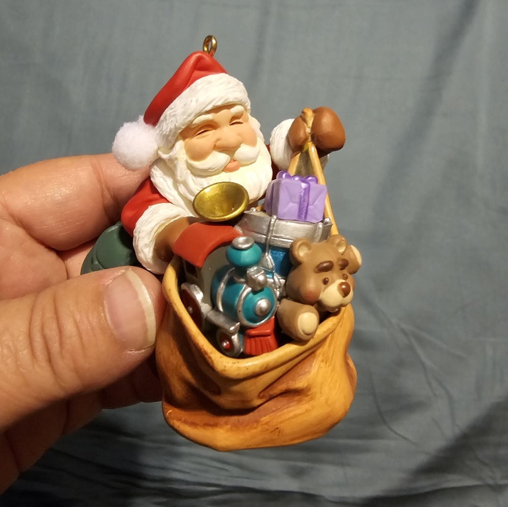 EUC Hallmark Keepsake Ornament "Santa's Magic Sack" 2005